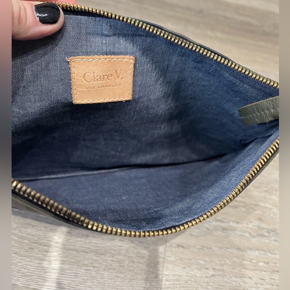 Claire V. Clutch - Picture 4 of 7